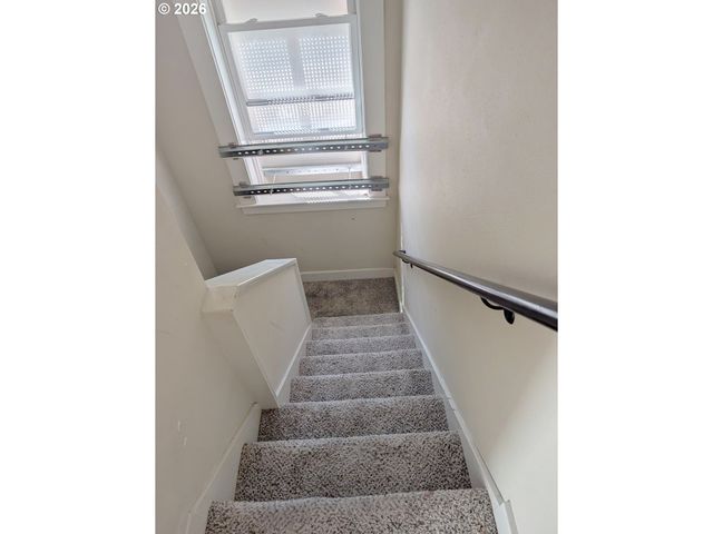 2004 Se ASH St, Portland, OR 97214