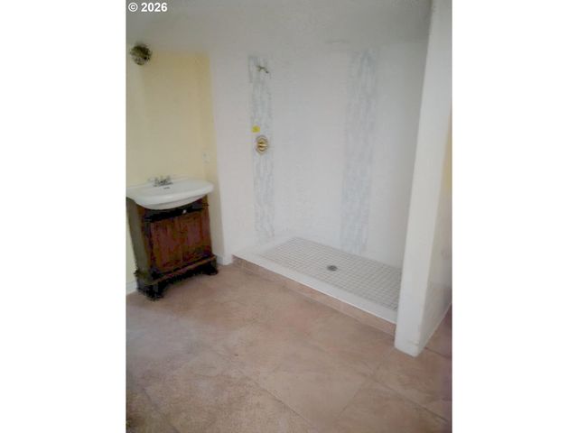 2004 Se ASH St, Portland, OR 97214