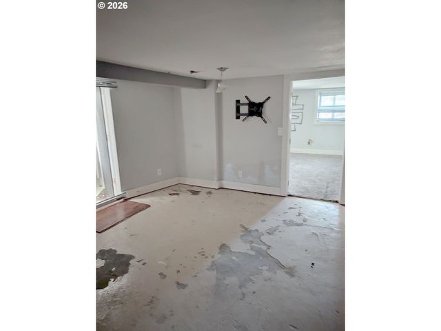 2004 Se ASH St, Portland, OR 97214