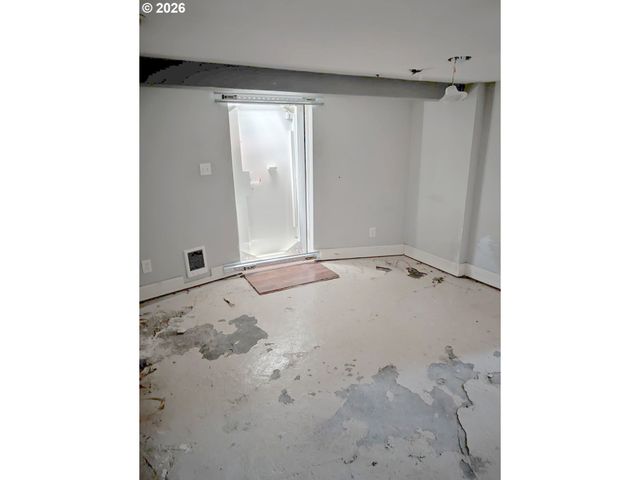 2004 Se ASH St, Portland, OR 97214