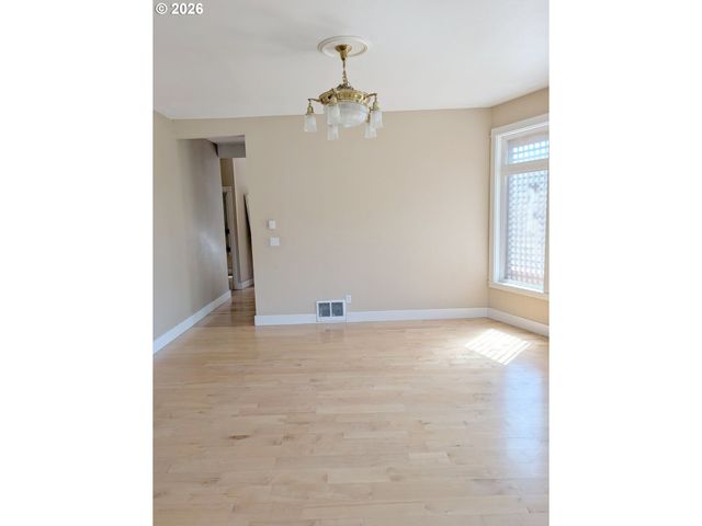 2004 Se ASH St, Portland, OR 97214