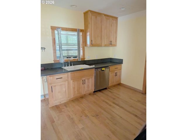 2004 Se ASH St, Portland, OR 97214