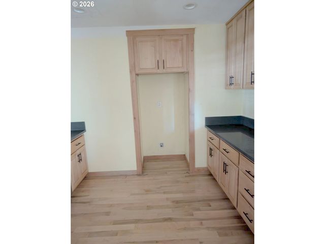 2004 Se ASH St, Portland, OR 97214