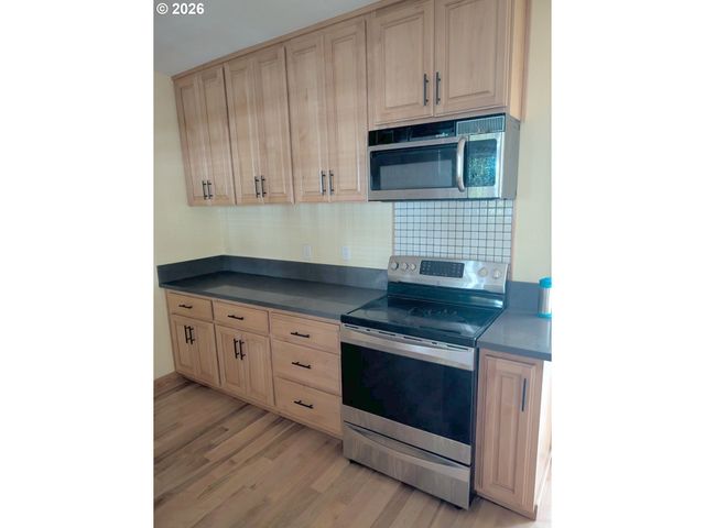 2004 Se ASH St, Portland, OR 97214