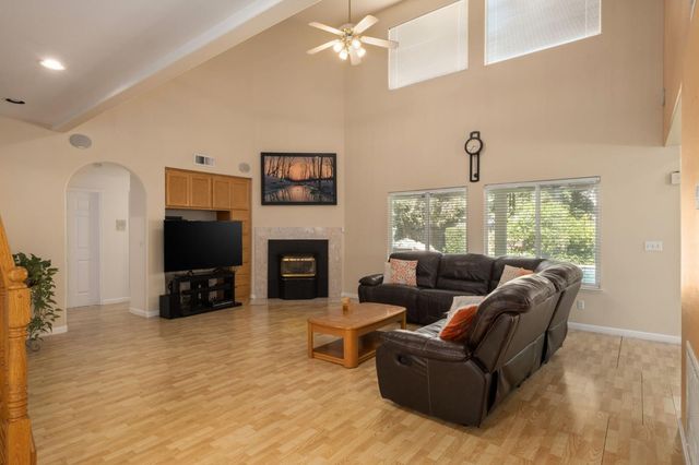 741 N Oxford Avenue, Clovis, CA 93611