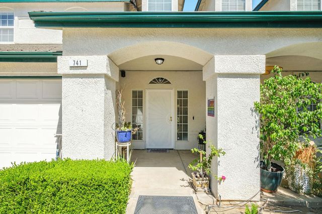 741 N Oxford Avenue, Clovis, CA 93611