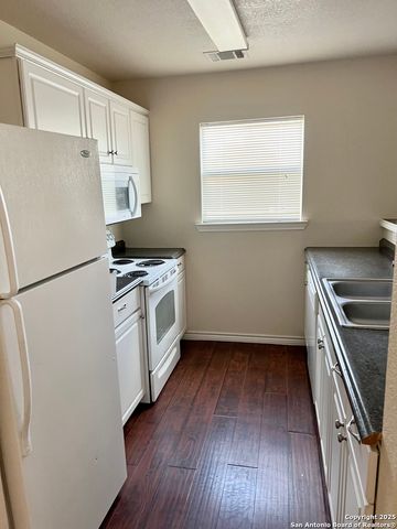 105 Sunnyside Drive, Kenedy, TX 78119