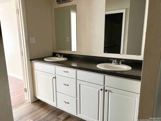 105 Sunnyside Drive, Kenedy, TX 78119