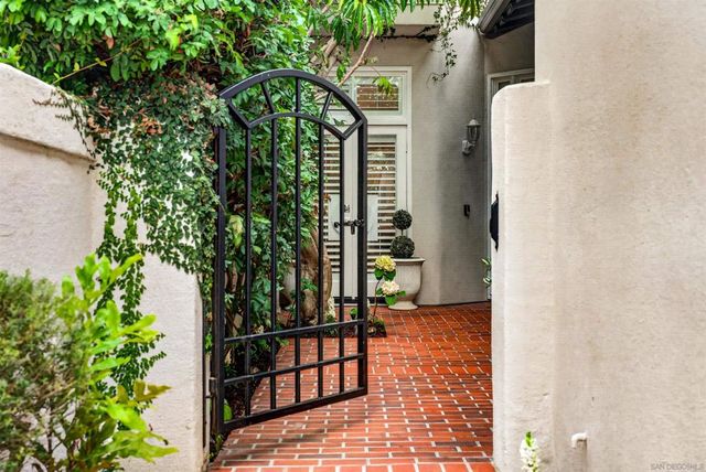9753 Keeneland Row, La Jolla, CA 92037