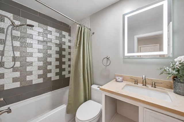 223 BURNAM WOOD DR, Mount Laurel, NJ 08054