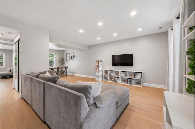 223 BURNAM WOOD DR, Mount Laurel, NJ 08054