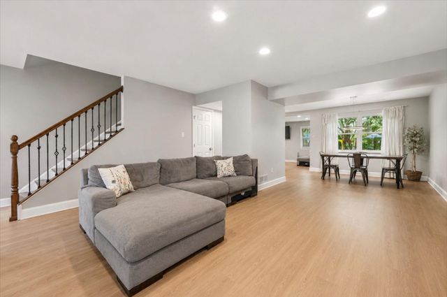 223 BURNAM WOOD DR, Mount Laurel, NJ 08054