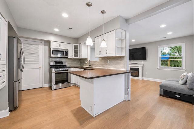 223 BURNAM WOOD DR, Mount Laurel, NJ 08054