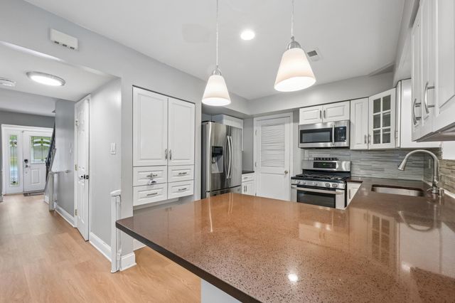 223 BURNAM WOOD DR, Mount Laurel, NJ 08054