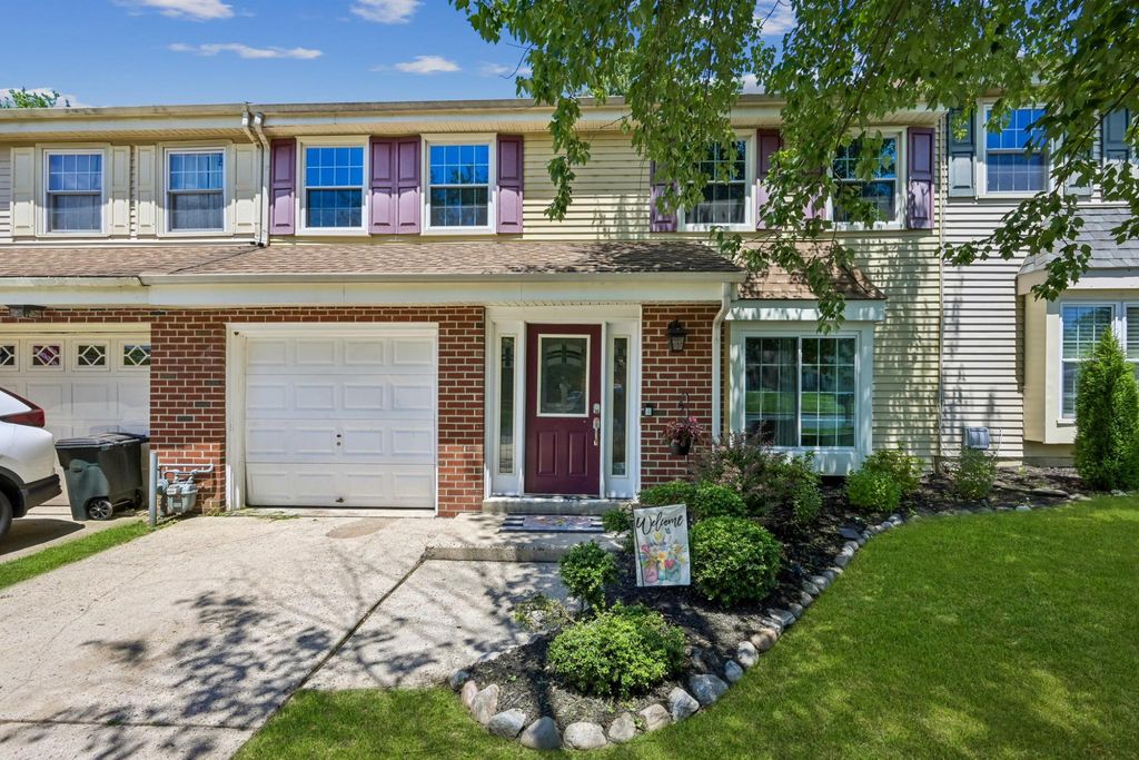 223 BURNAM WOOD DR, Mount Laurel, NJ 08054
