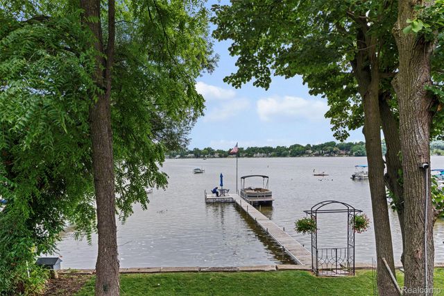 4616 Cass Elizabeth Road, Waterford Charter Township, MI 48328