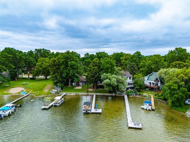 4616 Cass Elizabeth Road, Waterford Charter Township, MI 48328