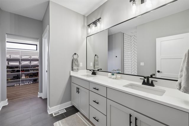 10208 Hidden Valley Drive, Johnston, IA 50131