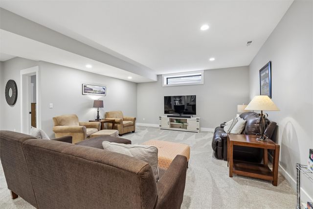 10208 Hidden Valley Drive, Johnston, IA 50131