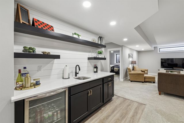 10208 Hidden Valley Drive, Johnston, IA 50131