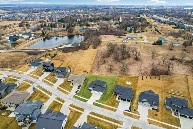 10208 Hidden Valley Drive, Johnston, IA 50131