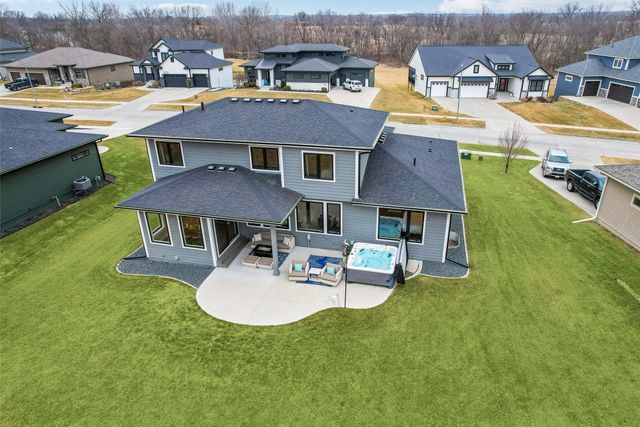 10208 Hidden Valley Drive, Johnston, IA 50131