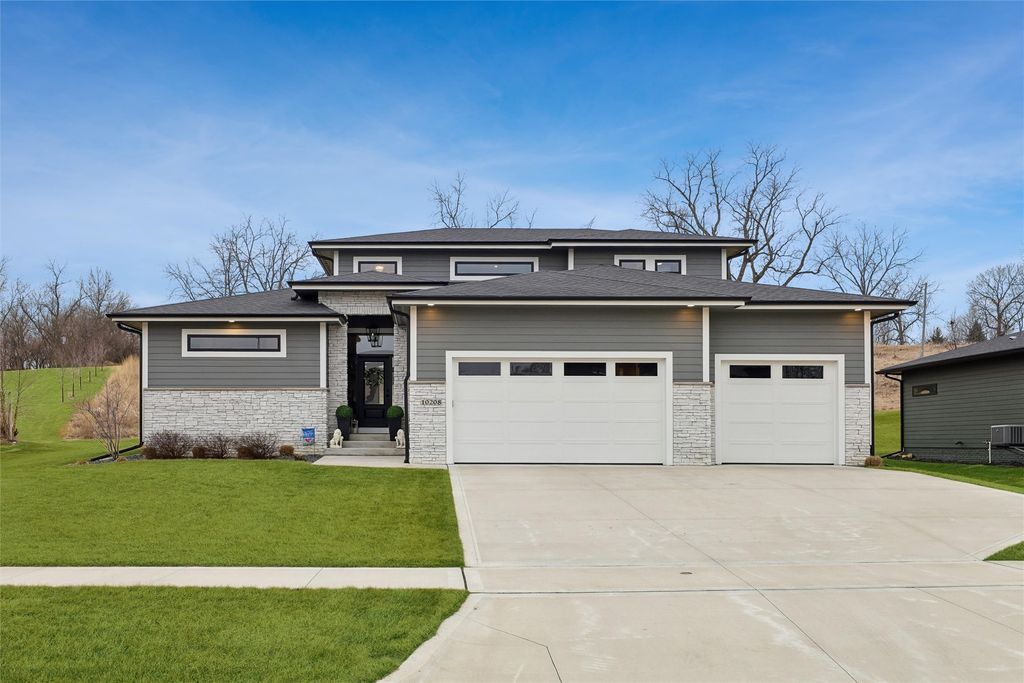 10208 Hidden Valley Drive, Johnston, IA 50131