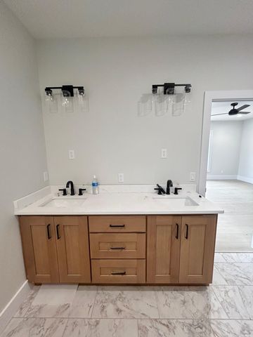 6198 S Holland Avenue, Springfield, MO 65810