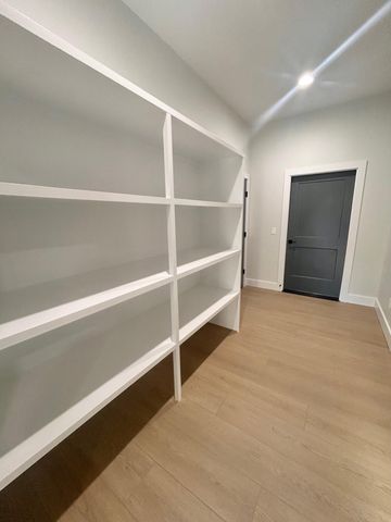 6198 S Holland Avenue, Springfield, MO 65810