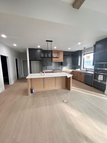 6198 S Holland Avenue, Springfield, MO 65810