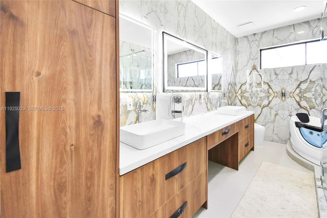 15846 SW 49th St, Southwest Ranches, FL 33331