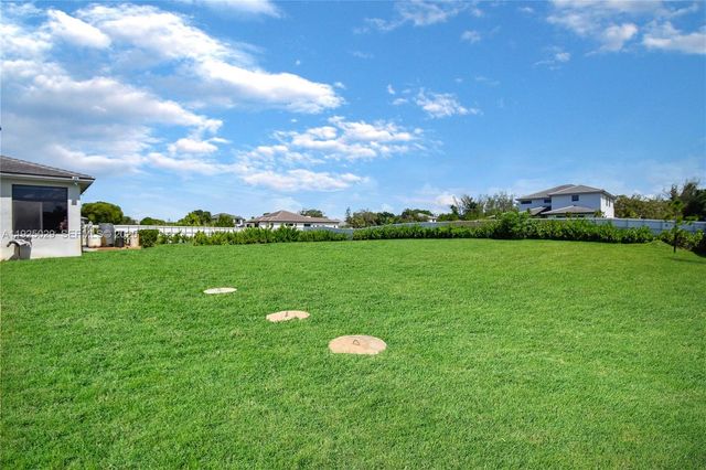 15846 SW 49th St, Southwest Ranches, FL 33331