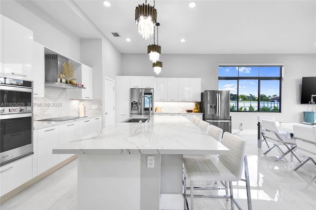 15846 SW 49th St, Southwest Ranches, FL 33331