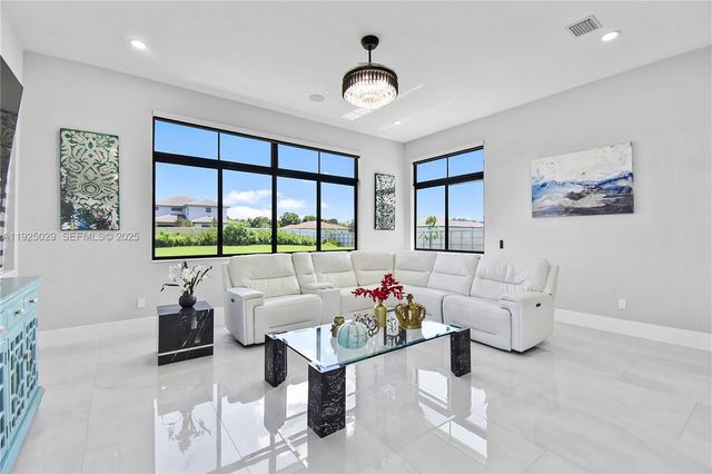 15846 SW 49th St, Southwest Ranches, FL 33331