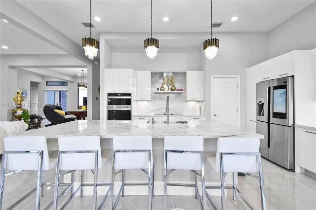 15846 SW 49th St, Southwest Ranches, FL 33331