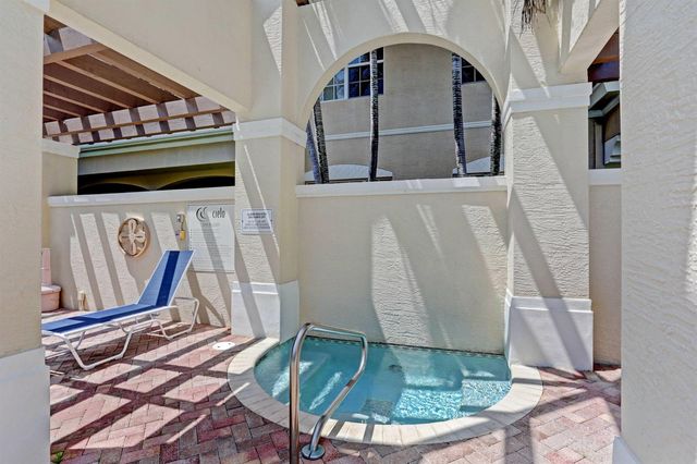 4710 Artesa Way E, Palm Beach Gardens, FL 33418