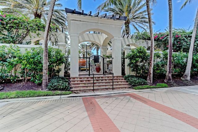 4710 Artesa Way E, Palm Beach Gardens, FL 33418