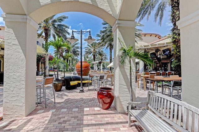 4710 Artesa Way E, Palm Beach Gardens, FL 33418