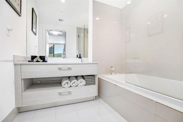 55 SW 9th St 3205, Miami, FL 33130