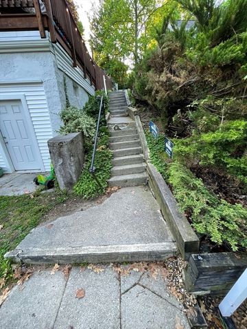 35 Iowa St, Worcester, MA 01602