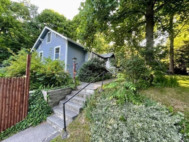 35 Iowa St, Worcester, MA 01602