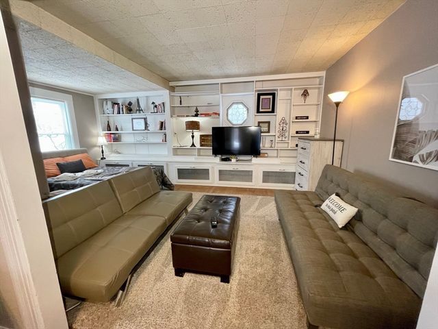 35 Iowa St, Worcester, MA 01602