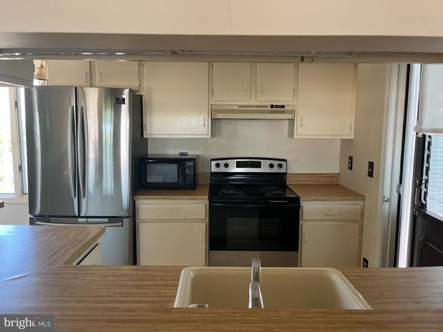 102 JEANNE DR, Manahawkin, NJ 08050