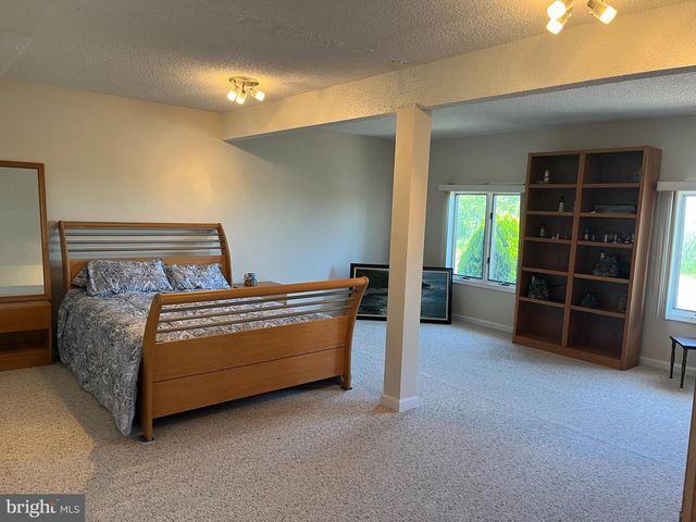 102 JEANNE DR, Manahawkin, NJ 08050