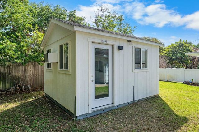 812 E 13TH AVENUE, New Smyrna Beach, FL 32169