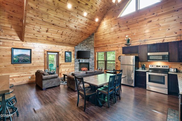 1924 Bear Creek Falls Way, Sevierville, TN 37876