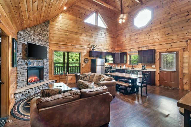 1924 Bear Creek Falls Way, Sevierville, TN 37876