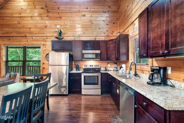 1924 Bear Creek Falls Way, Sevierville, TN 37876