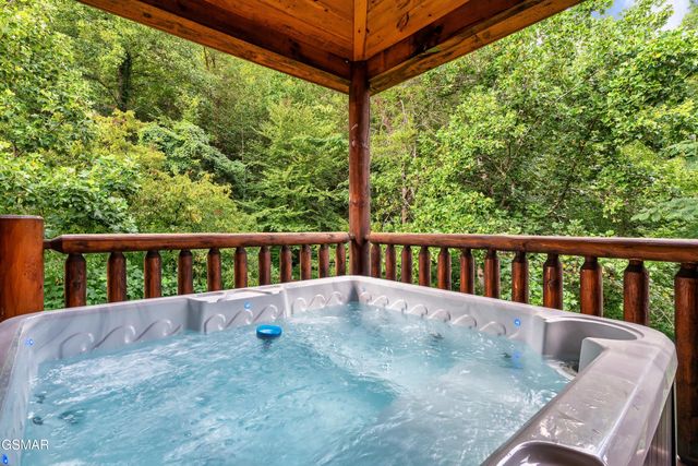 1924 Bear Creek Falls Way, Sevierville, TN 37876
