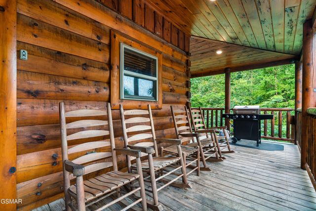 1924 Bear Creek Falls Way, Sevierville, TN 37876